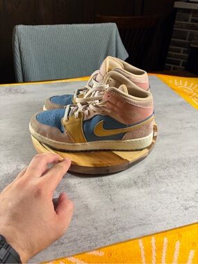 Size 6.5 (GS) Jordan 1 SE Mid Zen Master